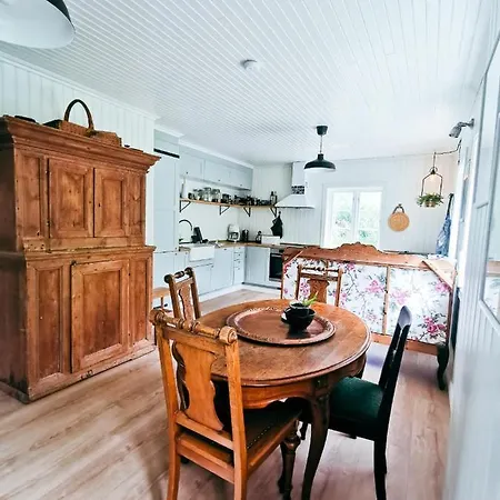 Romantic With Idyllic Garden *