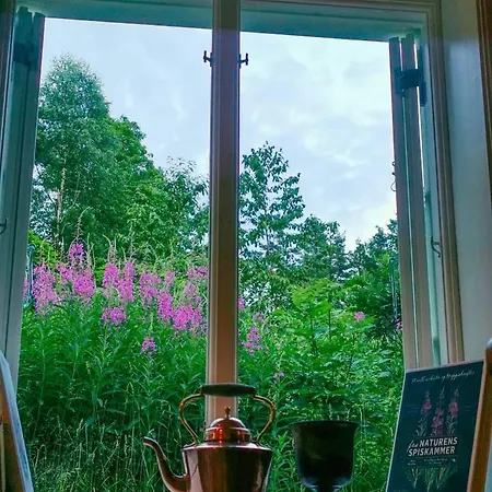 Romantic With Idyllic Garden *