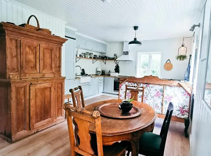Romantic With Idyllic Garden *
