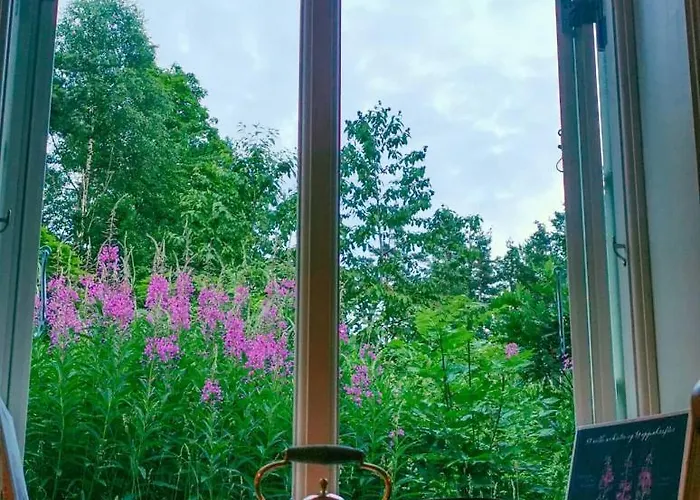 Romantic With Idyllic Garden *